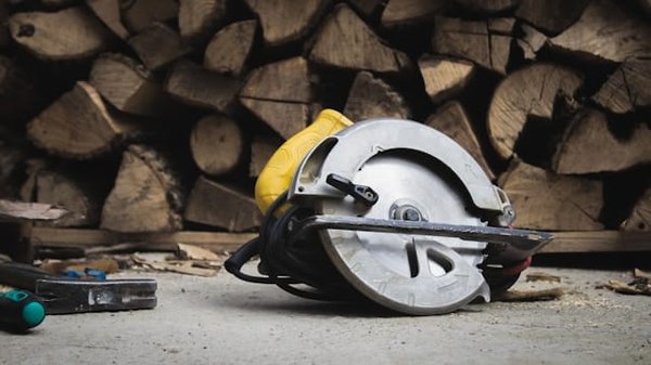 Guide Pratique : Comment Utiliser une Scie Circulaire en Toute Sécurité