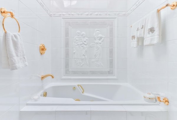 Bien choisir sa baignoire balnéo îlot pour un spa maison